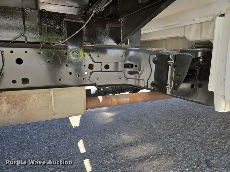 image for item YA0499 2019 Ford F350 Super Duty Crew Cab flatbed pickup truck