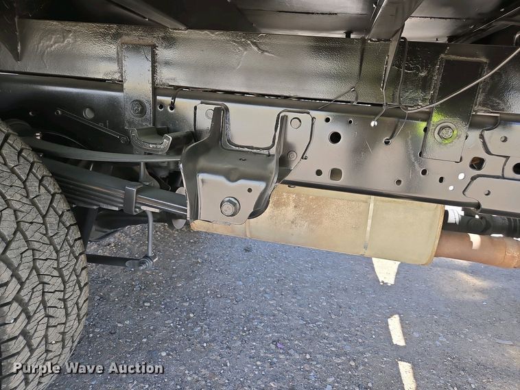 image for item YA0499 2019 Ford F350 Super Duty Crew Cab flatbed pickup truck