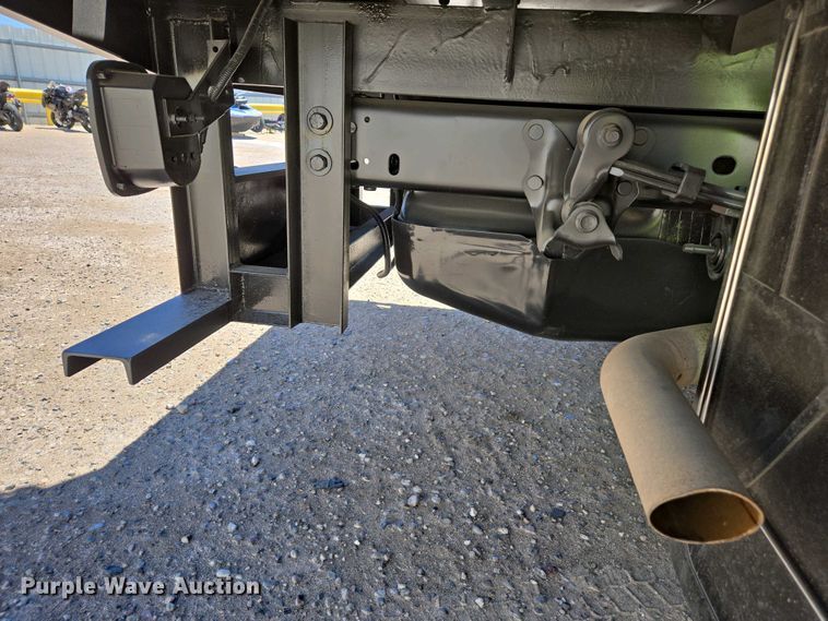 image for item YA0499 2019 Ford F350 Super Duty Crew Cab flatbed pickup truck