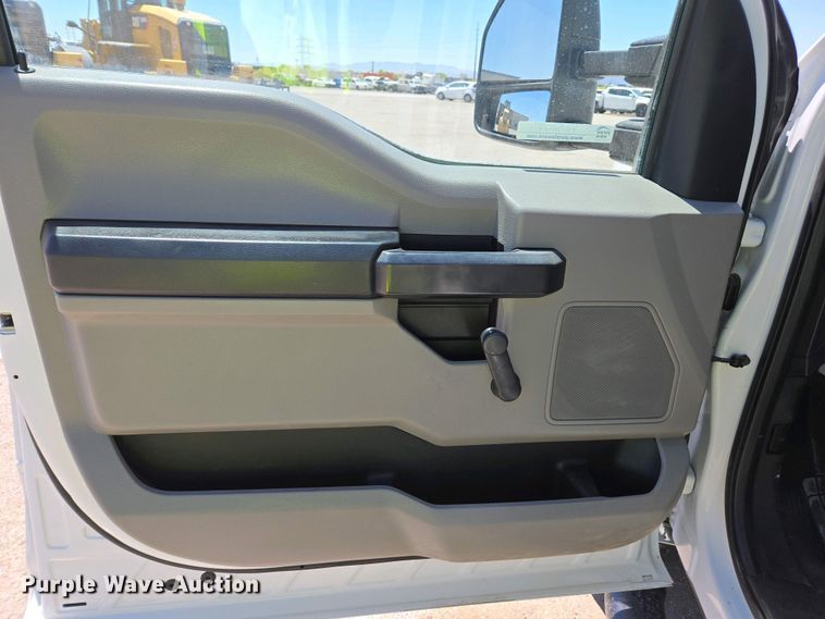 image for item YA0499 2019 Ford F350 Super Duty Crew Cab flatbed pickup truck