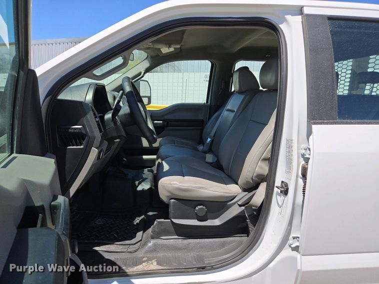 image for item YA0499 2019 Ford F350 Super Duty Crew Cab flatbed pickup truck