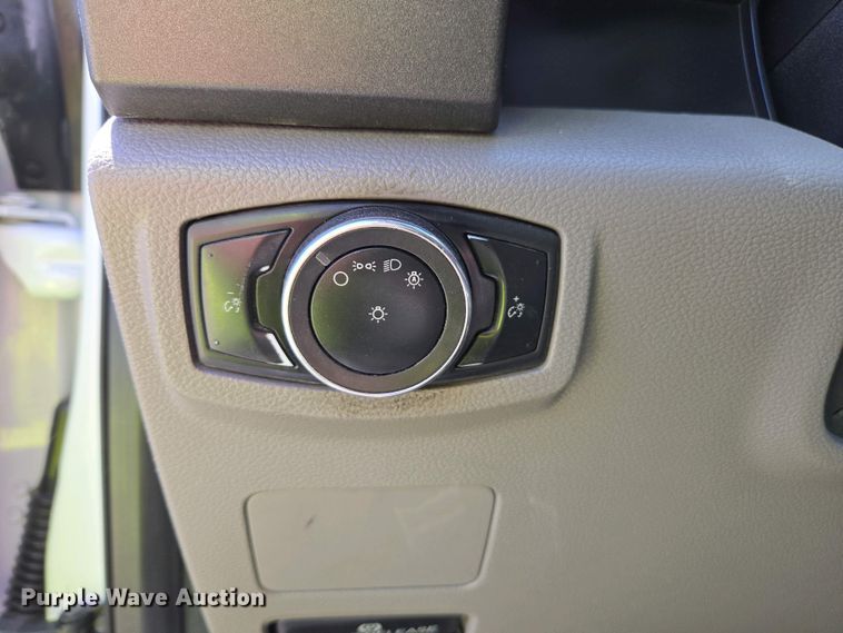 image for item YA0499 2019 Ford F350 Super Duty Crew Cab flatbed pickup truck