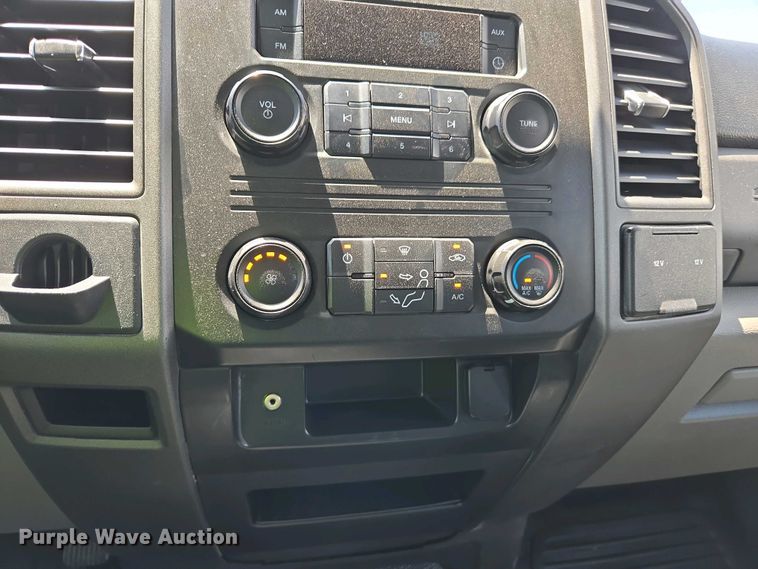 image for item YA0499 2019 Ford F350 Super Duty Crew Cab flatbed pickup truck