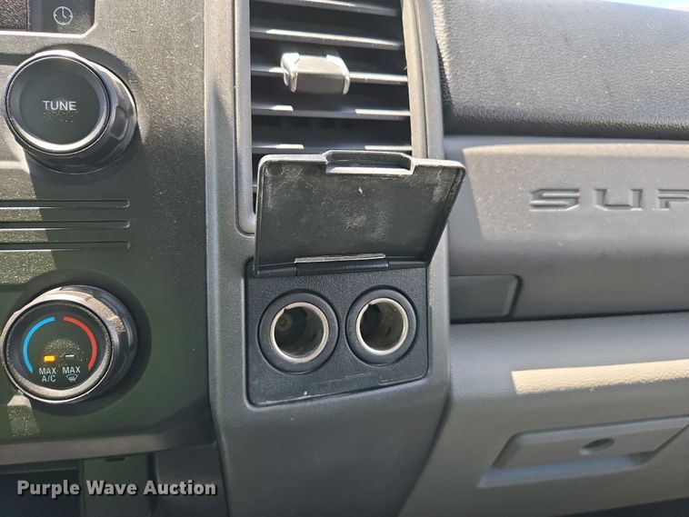 image for item YA0499 2019 Ford F350 Super Duty Crew Cab flatbed pickup truck