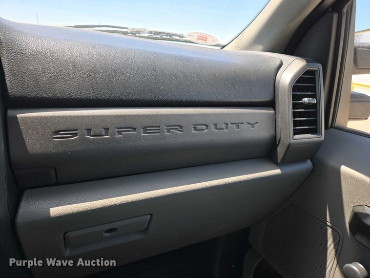 image for item YA0499 2019 Ford F350 Super Duty Crew Cab flatbed pickup truck