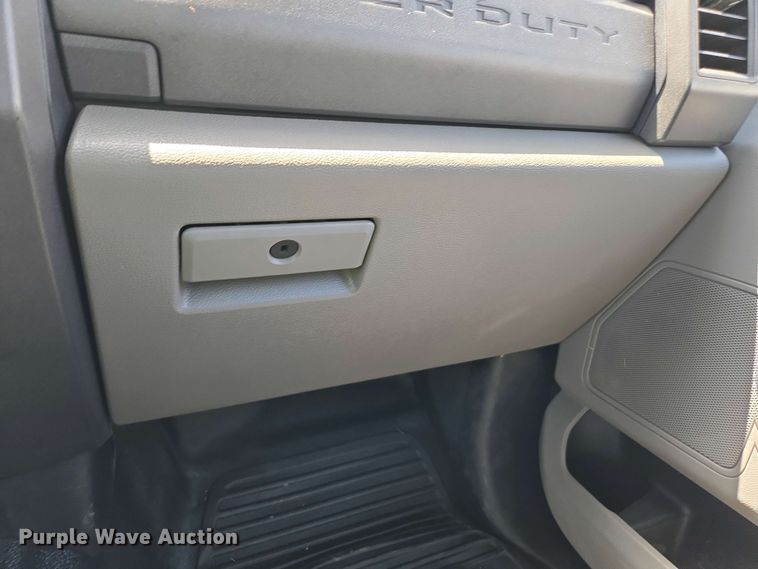 image for item YA0499 2019 Ford F350 Super Duty Crew Cab flatbed pickup truck