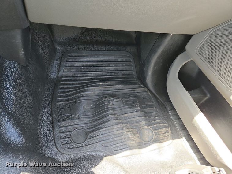 image for item YA0499 2019 Ford F350 Super Duty Crew Cab flatbed pickup truck