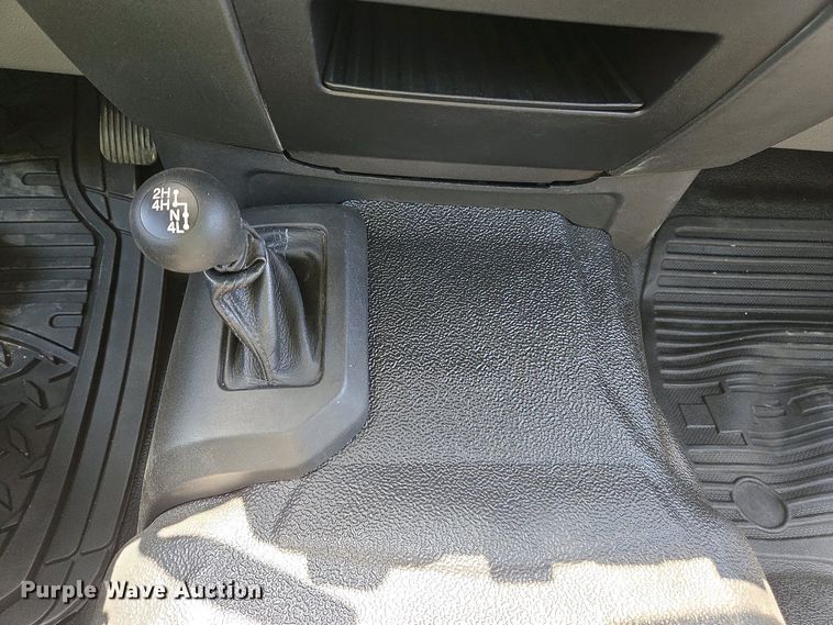 image for item YA0499 2019 Ford F350 Super Duty Crew Cab flatbed pickup truck