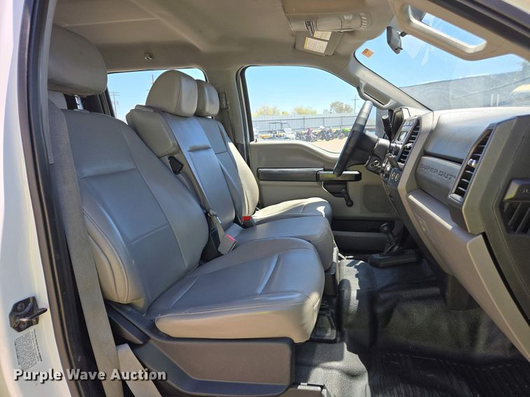 image for item YA0499 2019 Ford F350 Super Duty Crew Cab flatbed pickup truck