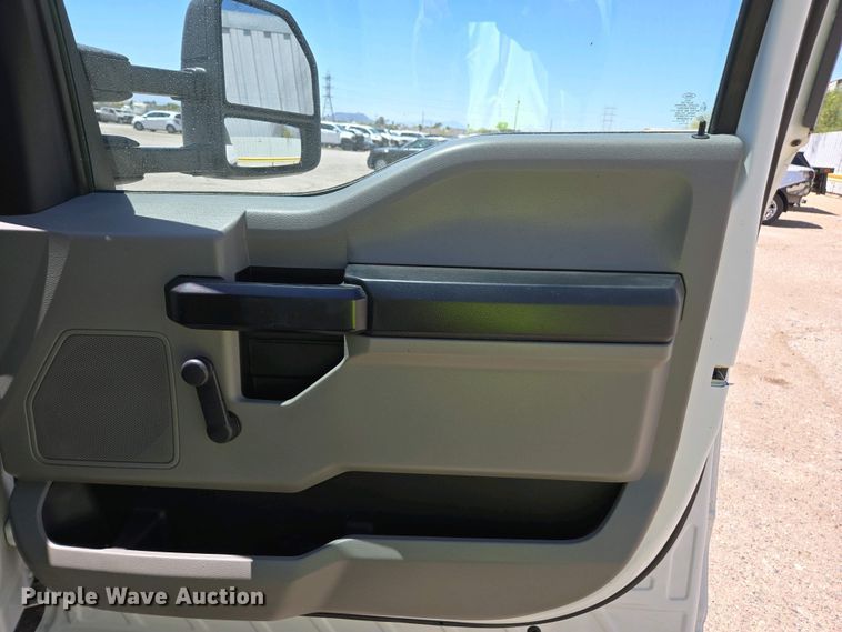 image for item YA0499 2019 Ford F350 Super Duty Crew Cab flatbed pickup truck