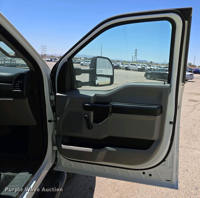 image for item YA0499 2019 Ford F350 Super Duty Crew Cab flatbed pickup truck