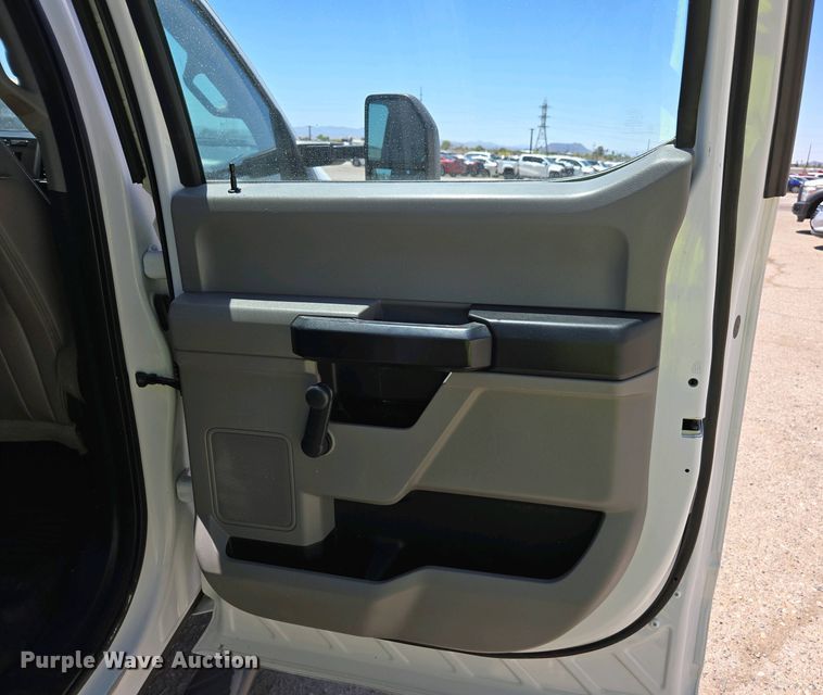 image for item YA0499 2019 Ford F350 Super Duty Crew Cab flatbed pickup truck