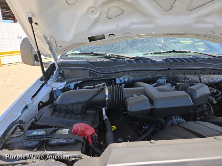 image for item YA0499 2019 Ford F350 Super Duty Crew Cab flatbed pickup truck