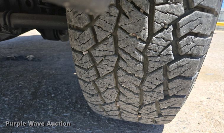 image for item YA0499 2019 Ford F350 Super Duty Crew Cab flatbed pickup truck