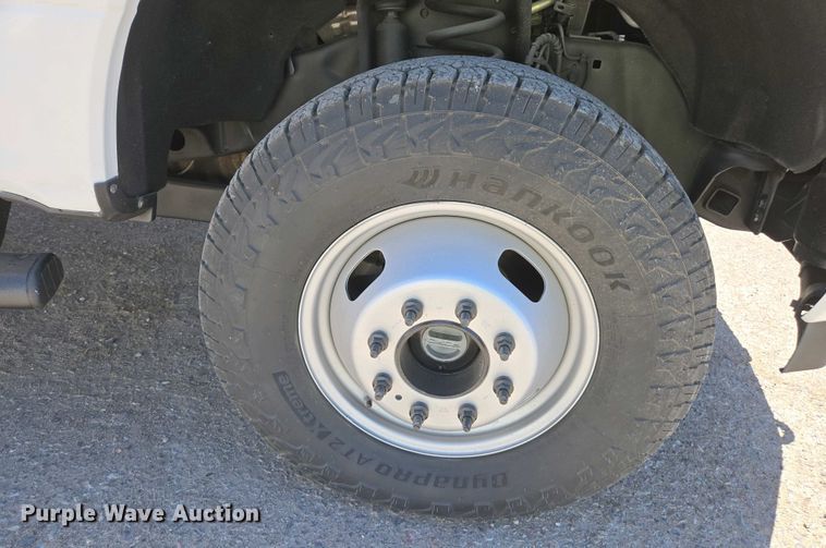 image for item YA0499 2019 Ford F350 Super Duty Crew Cab flatbed pickup truck