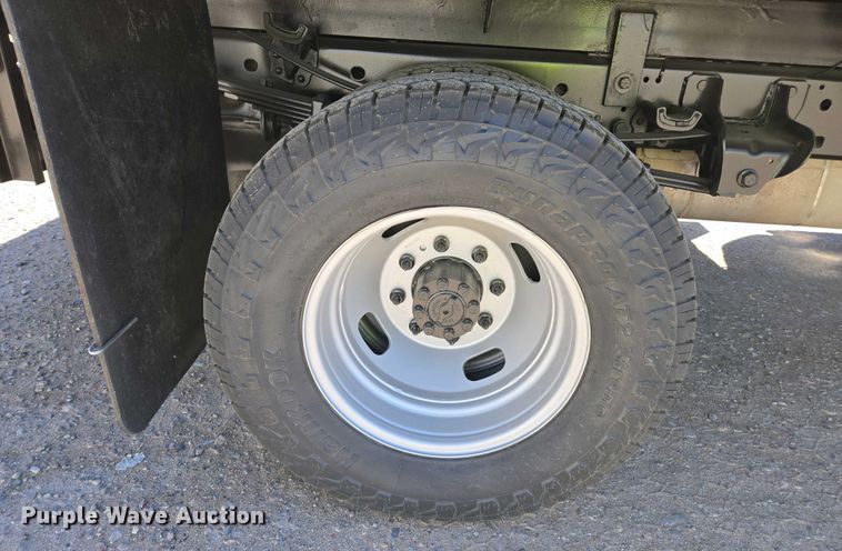 image for item YA0499 2019 Ford F350 Super Duty Crew Cab flatbed pickup truck