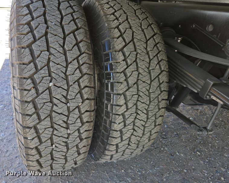 image for item YA0499 2019 Ford F350 Super Duty Crew Cab flatbed pickup truck