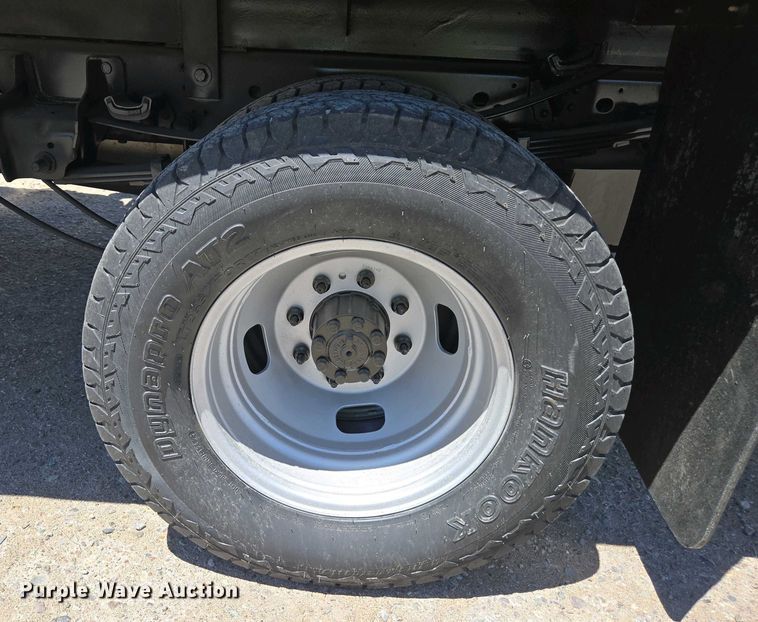 image for item YA0499 2019 Ford F350 Super Duty Crew Cab flatbed pickup truck