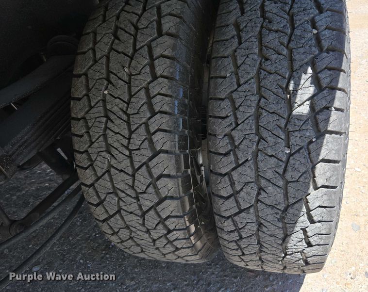 image for item YA0499 2019 Ford F350 Super Duty Crew Cab flatbed pickup truck