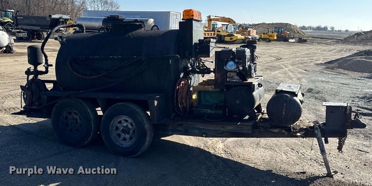 image for item DH9833 2003 Seal master 550 seal coat trailer
