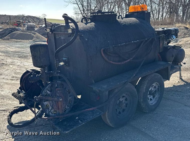 image for item DH9833 2003 Seal master 550 seal coat trailer