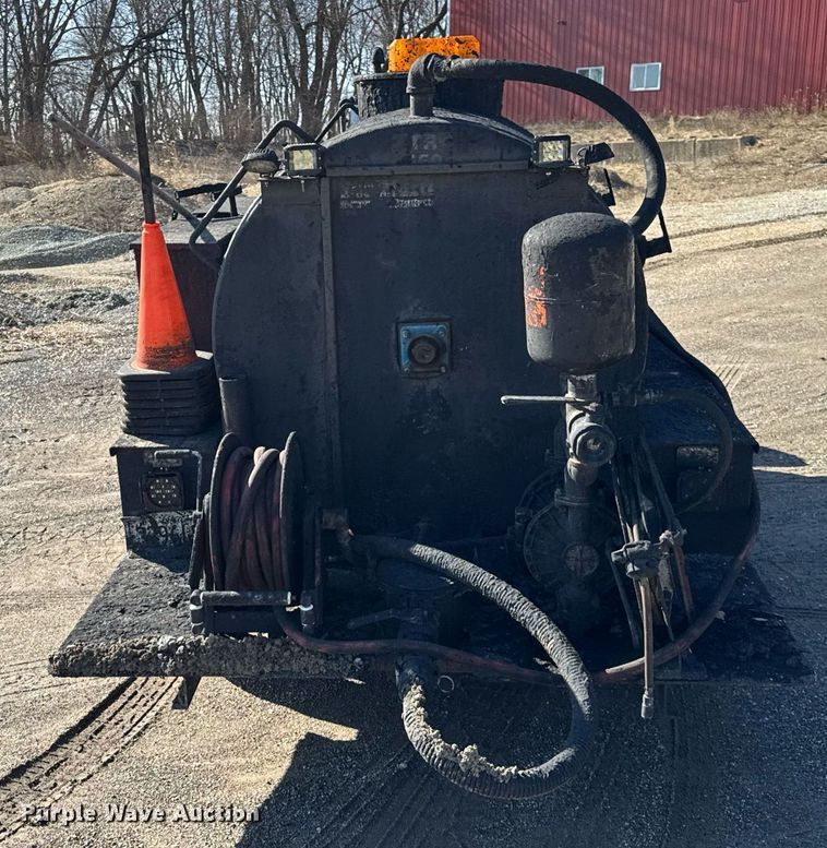 image for item DH9833 2003 Seal master 550 seal coat trailer