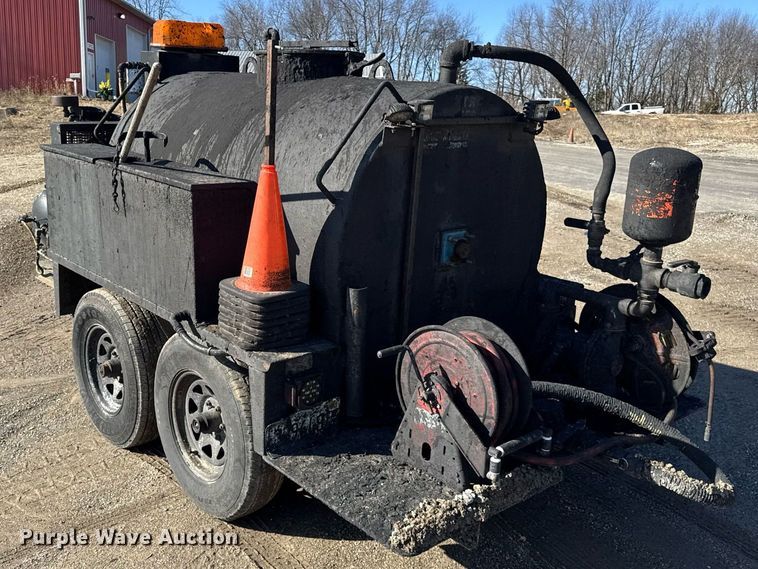 image for item DH9833 2003 Seal master 550 seal coat trailer