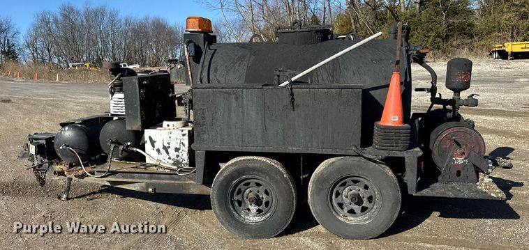 image for item DH9833 2003 Seal master 550 seal coat trailer