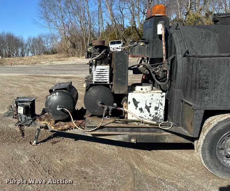 image for item DH9833 2003 Seal master 550 seal coat trailer