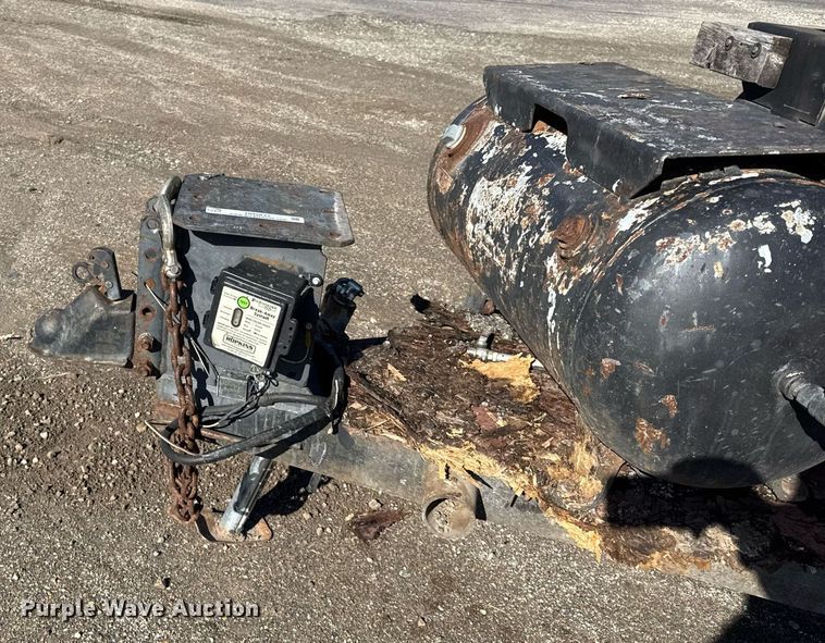 image for item DH9833 2003 Seal master 550 seal coat trailer