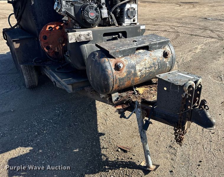 image for item DH9833 2003 Seal master 550 seal coat trailer