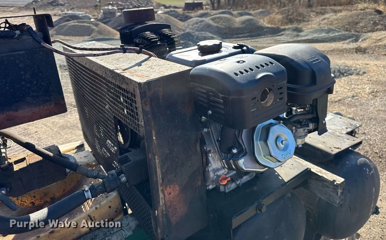 image for item DH9833 2003 Seal master 550 seal coat trailer