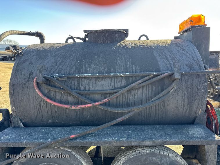 image for item DH9833 2003 Seal master 550 seal coat trailer