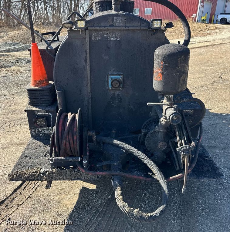 image for item DH9833 2003 Seal master 550 seal coat trailer