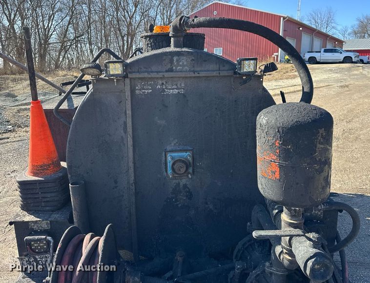 image for item DH9833 2003 Seal master 550 seal coat trailer