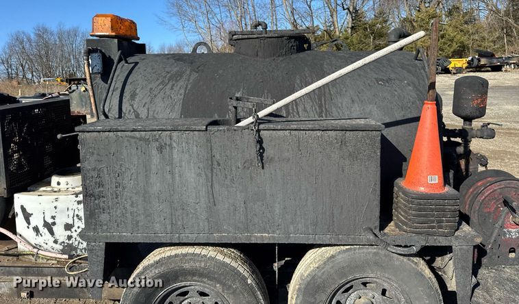 image for item DH9833 2003 Seal master 550 seal coat trailer