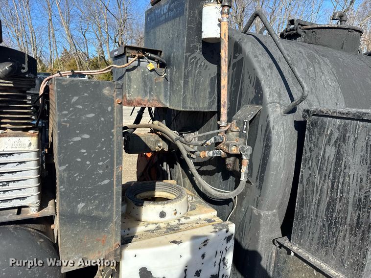 image for item DH9833 2003 Seal master 550 seal coat trailer