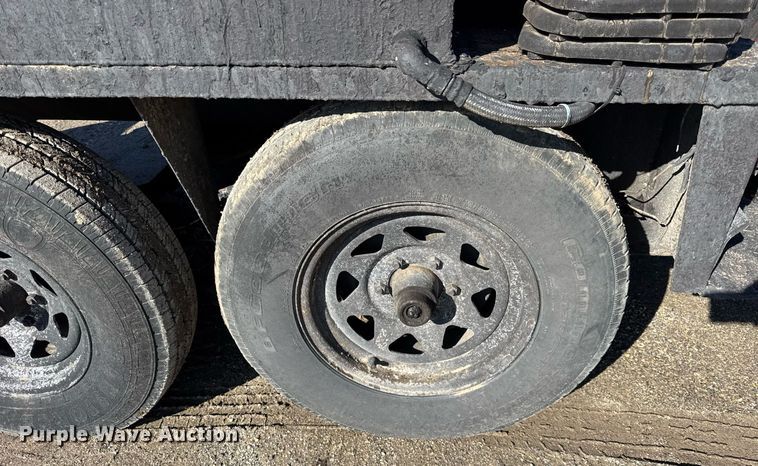 image for item DH9833 2003 Seal master 550 seal coat trailer