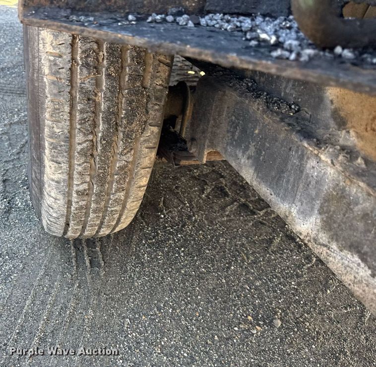 image for item DH9833 2003 Seal master 550 seal coat trailer