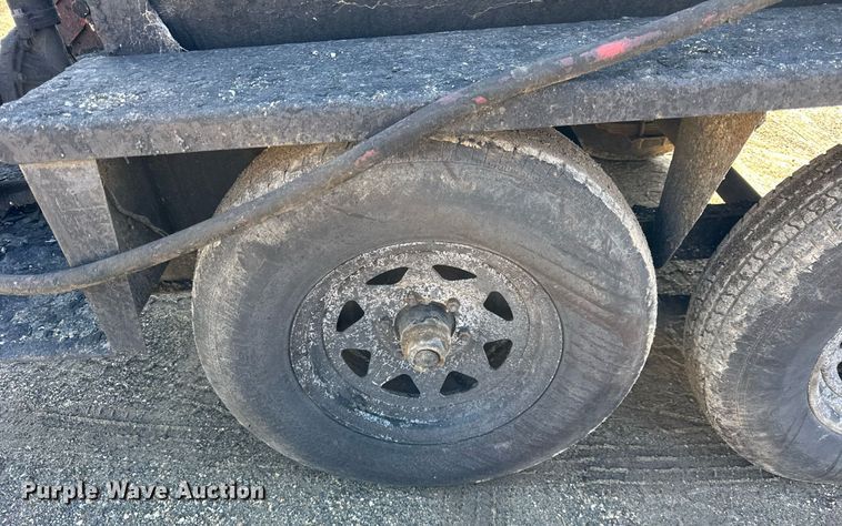 image for item DH9833 2003 Seal master 550 seal coat trailer