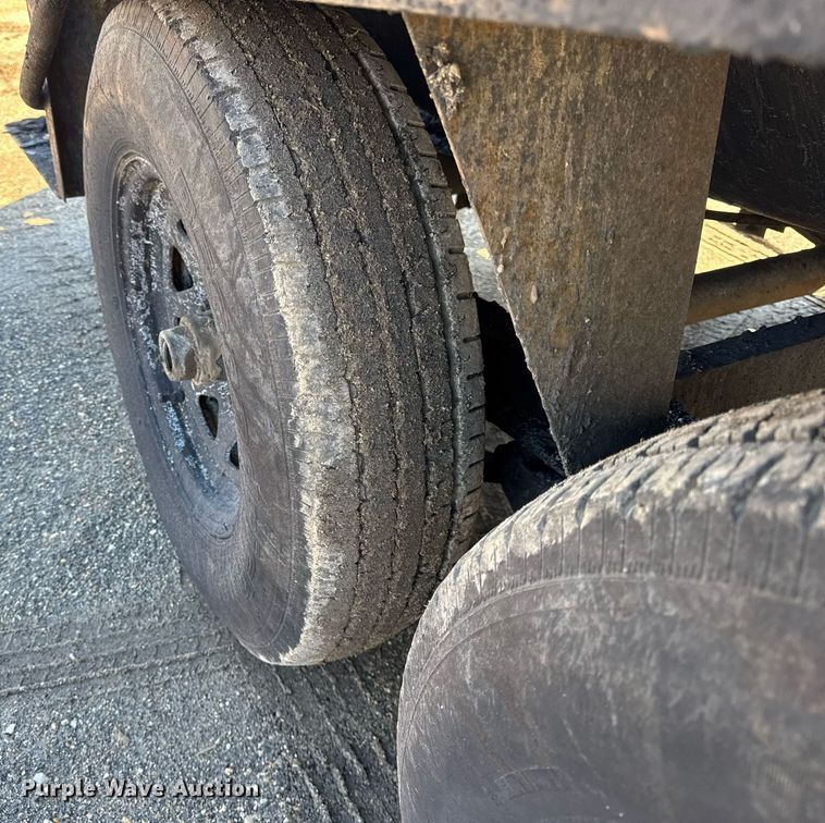 image for item DH9833 2003 Seal master 550 seal coat trailer