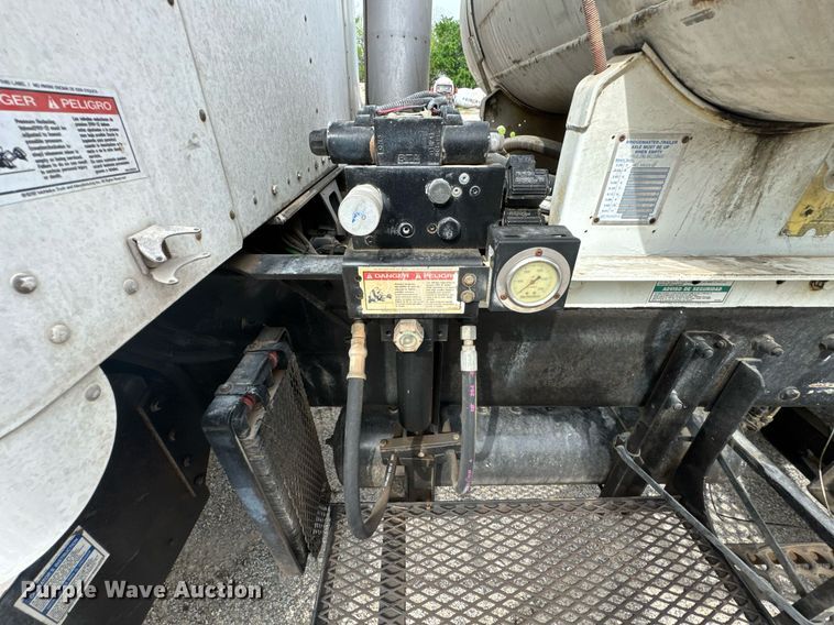 image for item DO0965 2004 Kenworth W900 ready mix truck