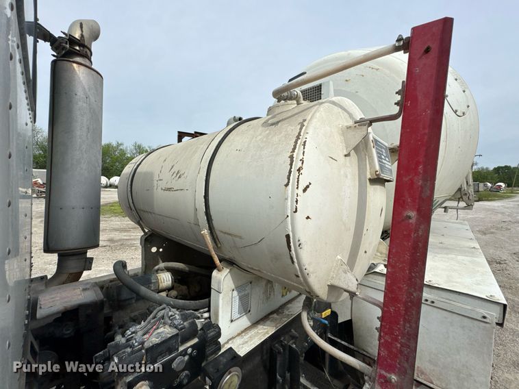 image for item DO0965 2004 Kenworth W900 ready mix truck