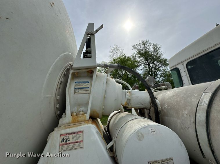 image for item DO0965 2004 Kenworth W900 ready mix truck