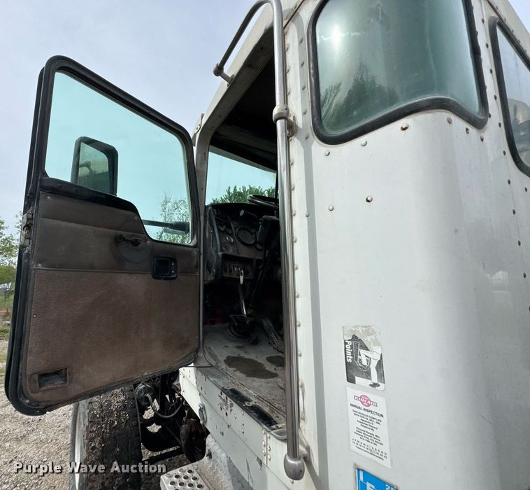 image for item DO0965 2004 Kenworth W900 ready mix truck