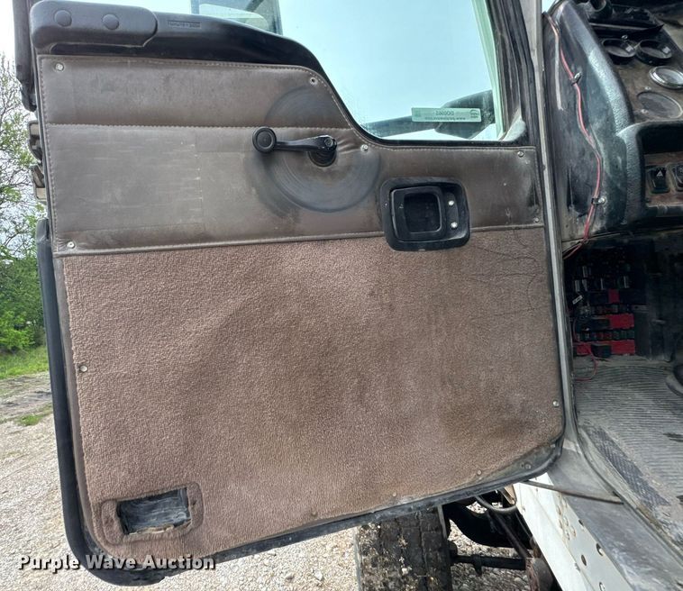 image for item DO0965 2004 Kenworth W900 ready mix truck