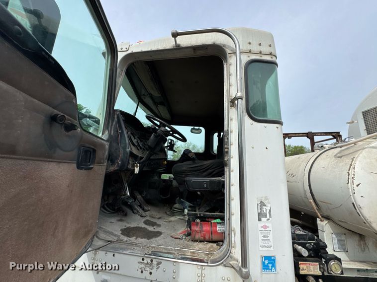 image for item DO0965 2004 Kenworth W900 ready mix truck