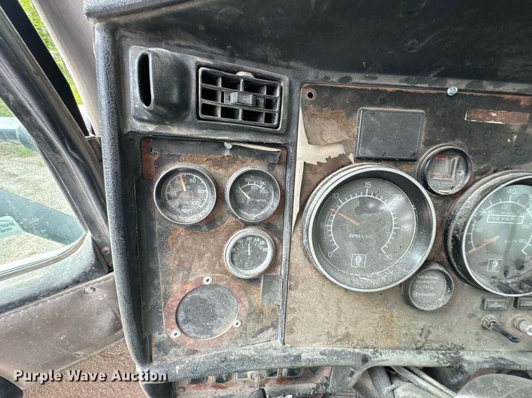 image for item DO0965 2004 Kenworth W900 ready mix truck