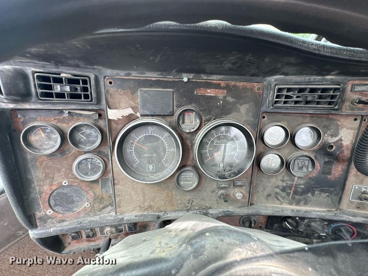 image for item DO0965 2004 Kenworth W900 ready mix truck