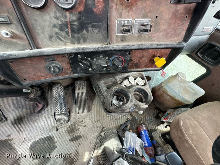 image for item DO0965 2004 Kenworth W900 ready mix truck